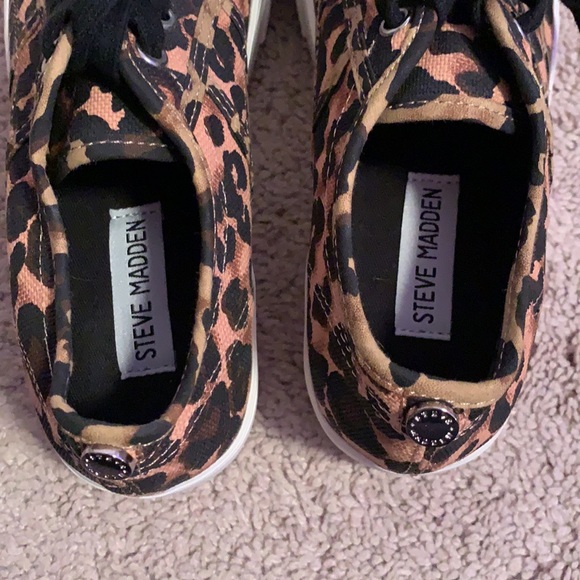 Steve Madden Leopard/Cheetah print platform sneakers - Picture 5 of 5